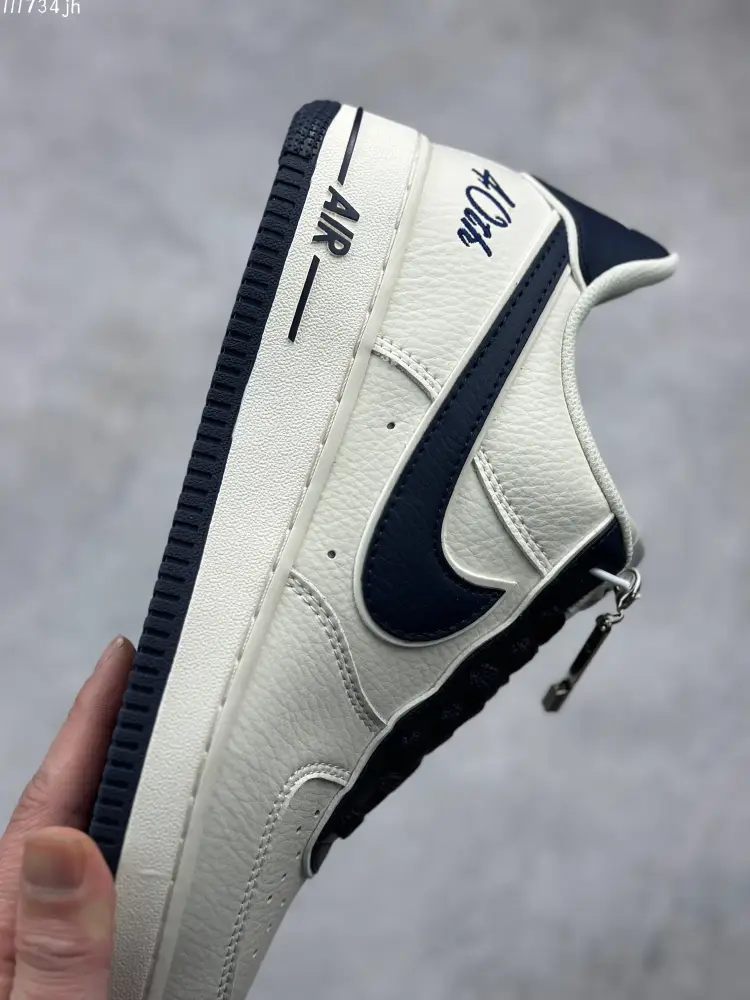 Stretchable Nike Air Force 1 Low 
