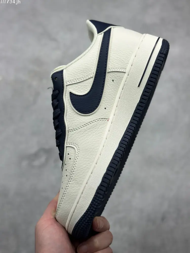 Stretchable Nike Air Force 1 Low 