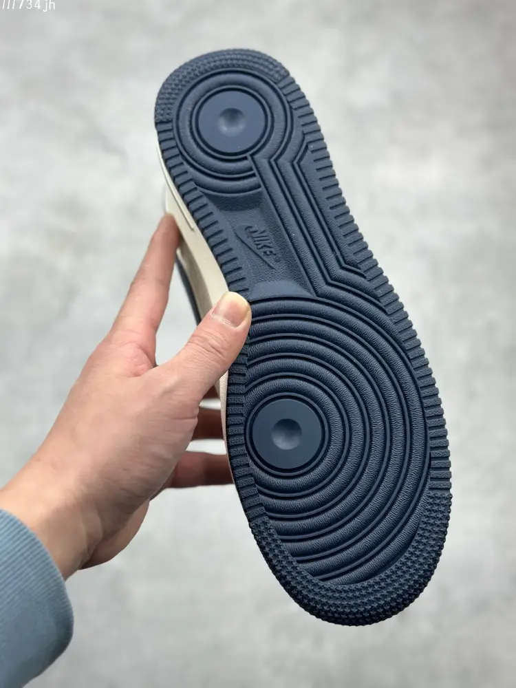 Stretchable Nike Air Force 1 Low 