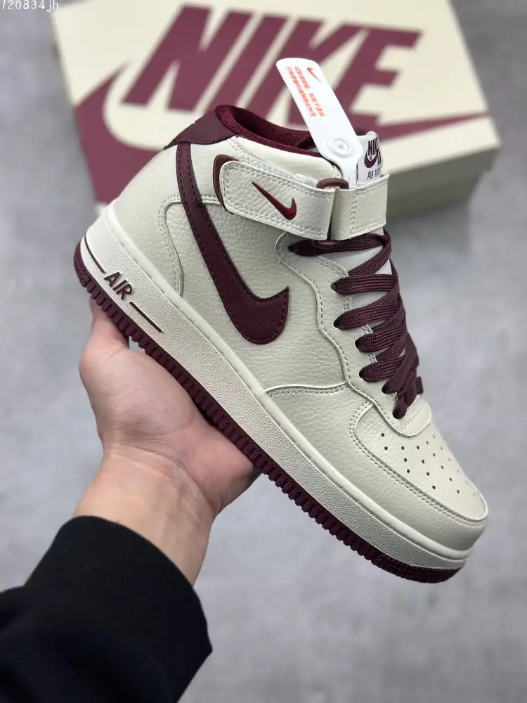 Lightweight Nike Air Force 1 MID 