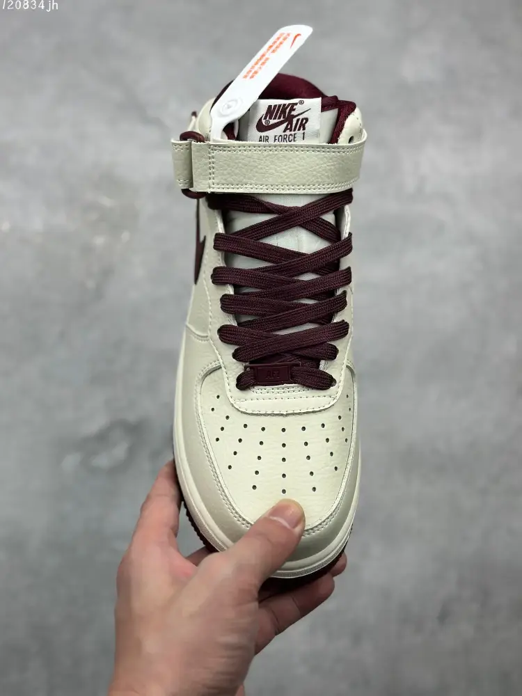 Lightweight Nike Air Force 1 MID 