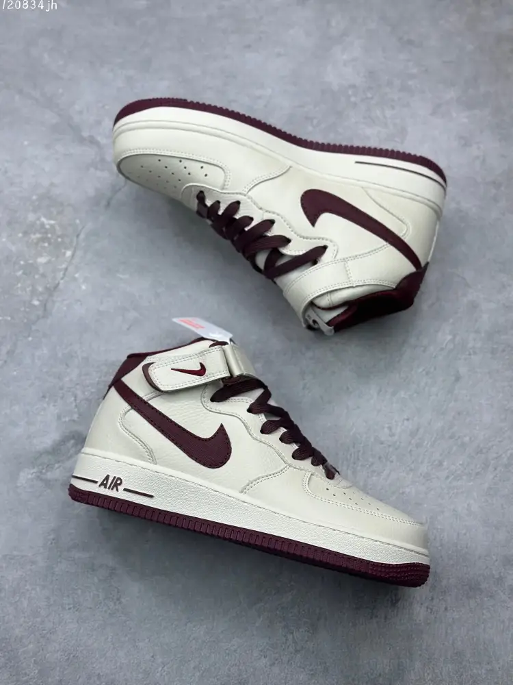 Lightweight Nike Air Force 1 MID 