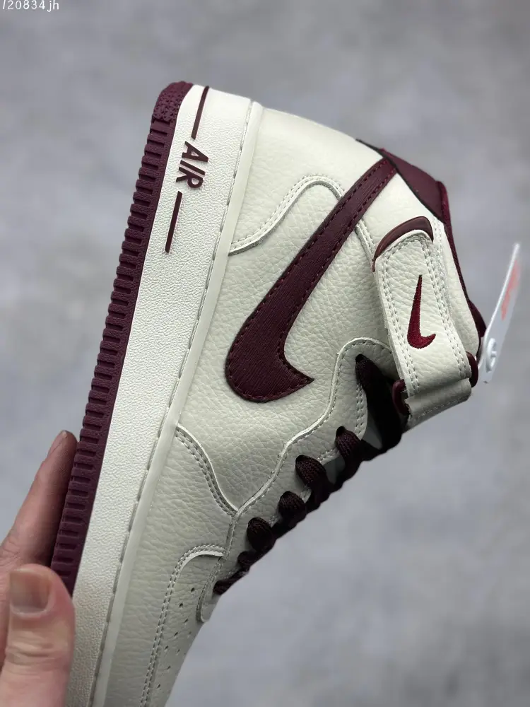 Lightweight Nike Air Force 1 MID 