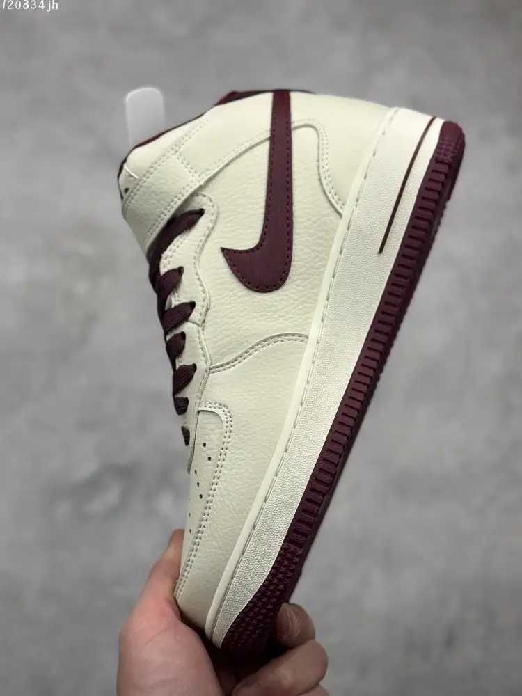 Lightweight Nike Air Force 1 MID 