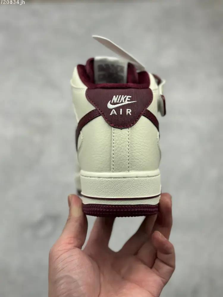 Lightweight Nike Air Force 1 MID 