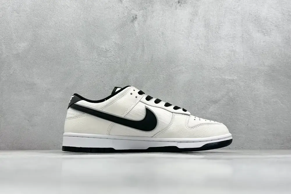 Nike SB Dunk Low Black White Nikes Seasonal 1591 