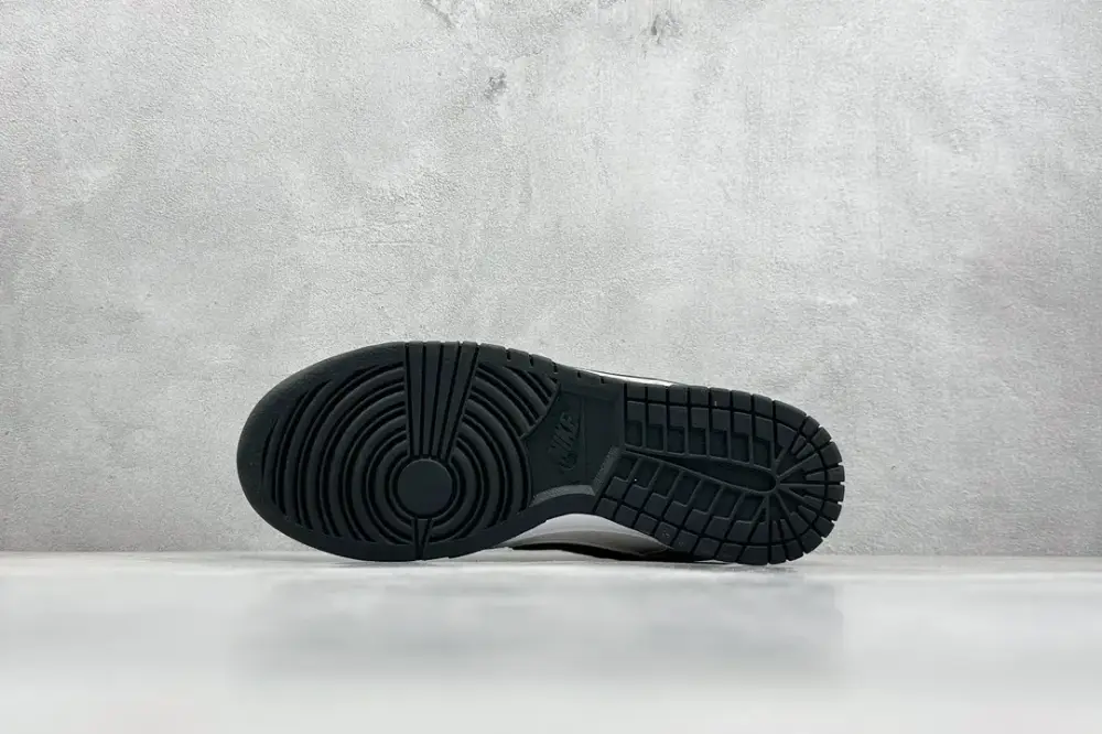 Nike SB Dunk Low Black White Nikes Seasonal 1591 