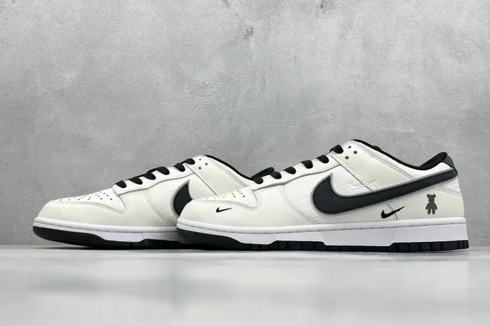 Nike SB Dunk Low Black White Nikes Seasonal 1591 