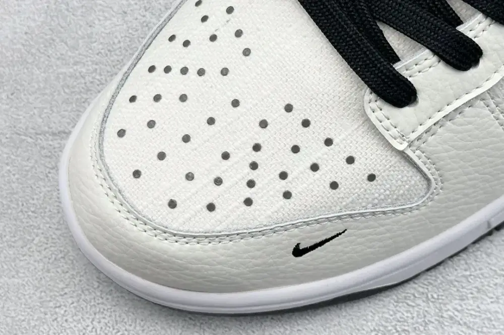 Nike SB Dunk Low Black White Nikes Seasonal 1591 