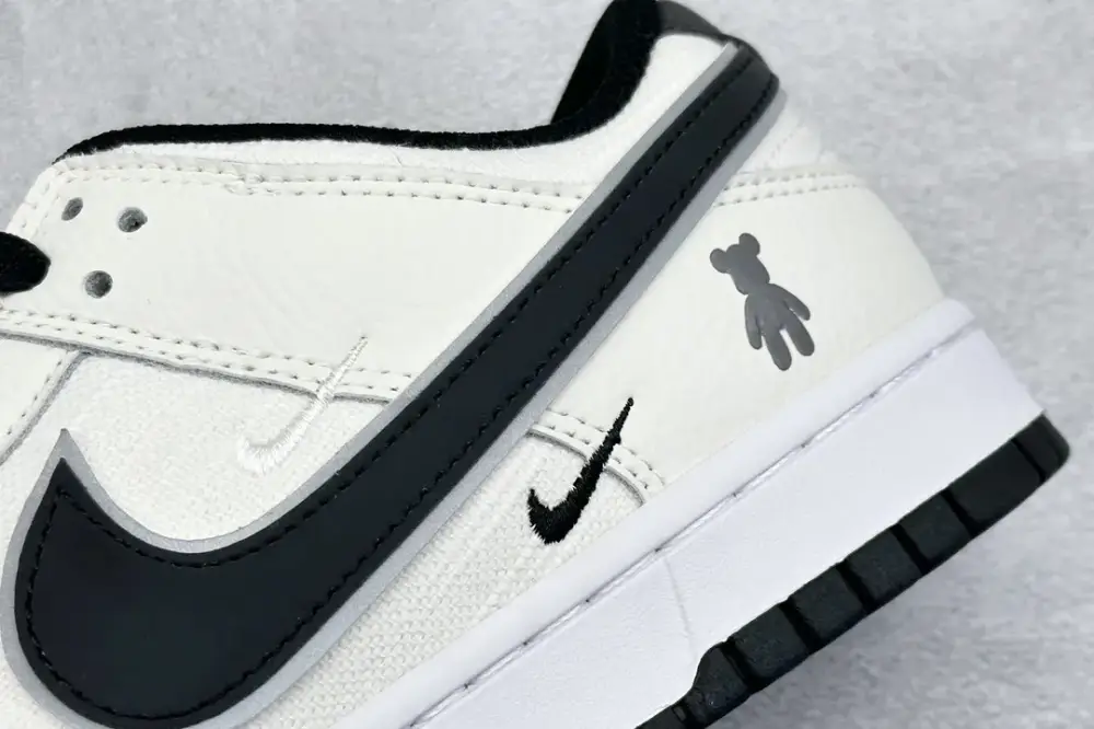 Nike SB Dunk Low Black White Nikes Seasonal 1591 