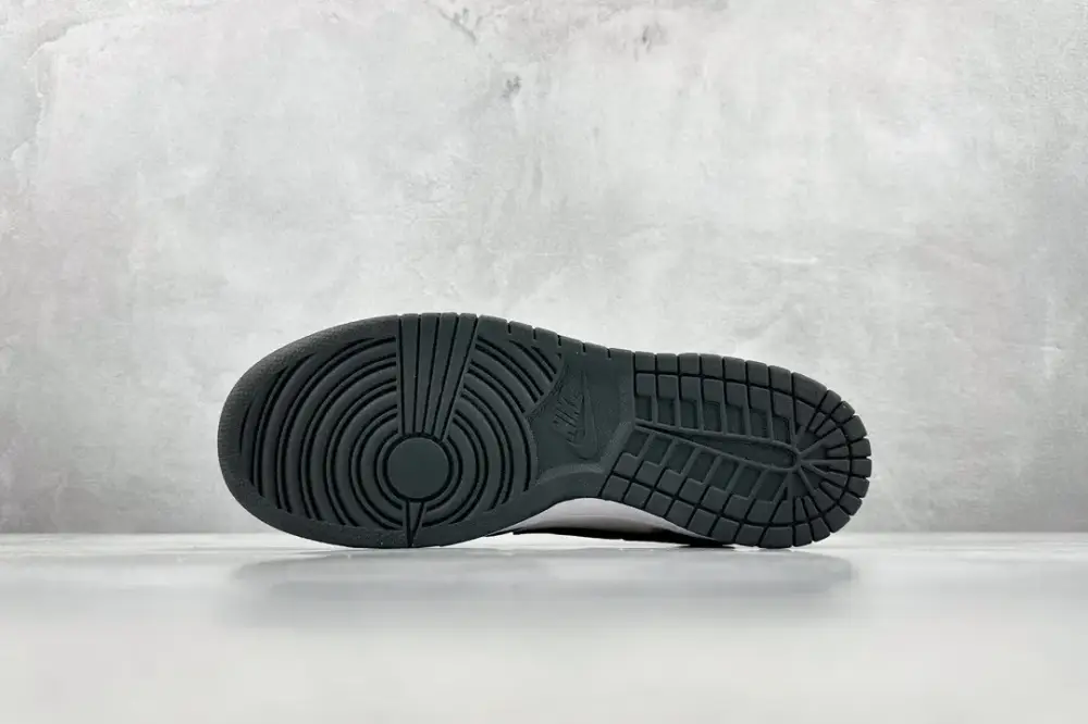 Bright Nike SB Dunk Low Bearbrick Black White Nike – Collection 1558 