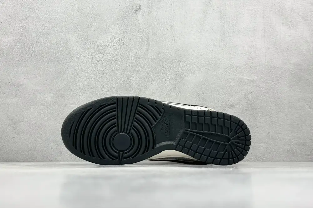 WellDesigned Nike SB Dunk Low Black Goku Light Grey Black – Nikes & Collection 1612 