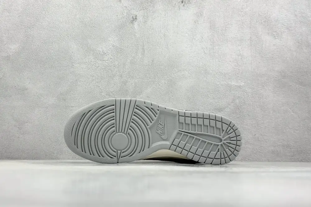 UrbanChic Nike SB Dunk Low Gucci Grey Swoosh – Nikes 1643 