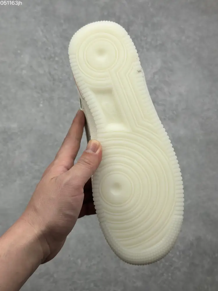 Vibrant Nike x Supreme Air Force 1 '07 Low Cream Red Sneakers – Limited Edition Best Sneakers 991 