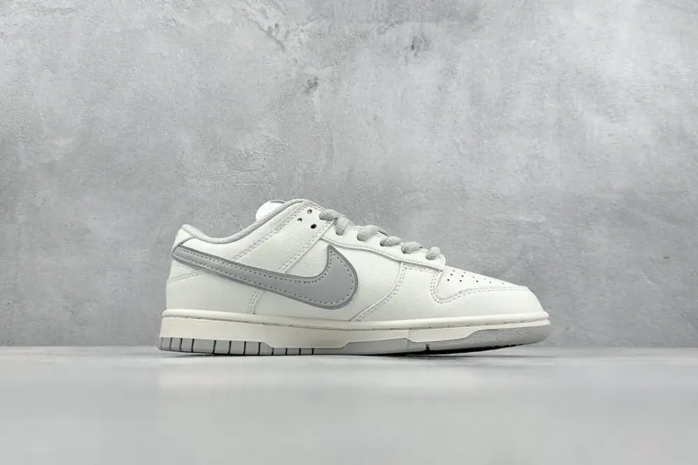 FastDry Supreme x Nike SB Dunk Low Grey White Nike Sneakers 1577  CDAE530