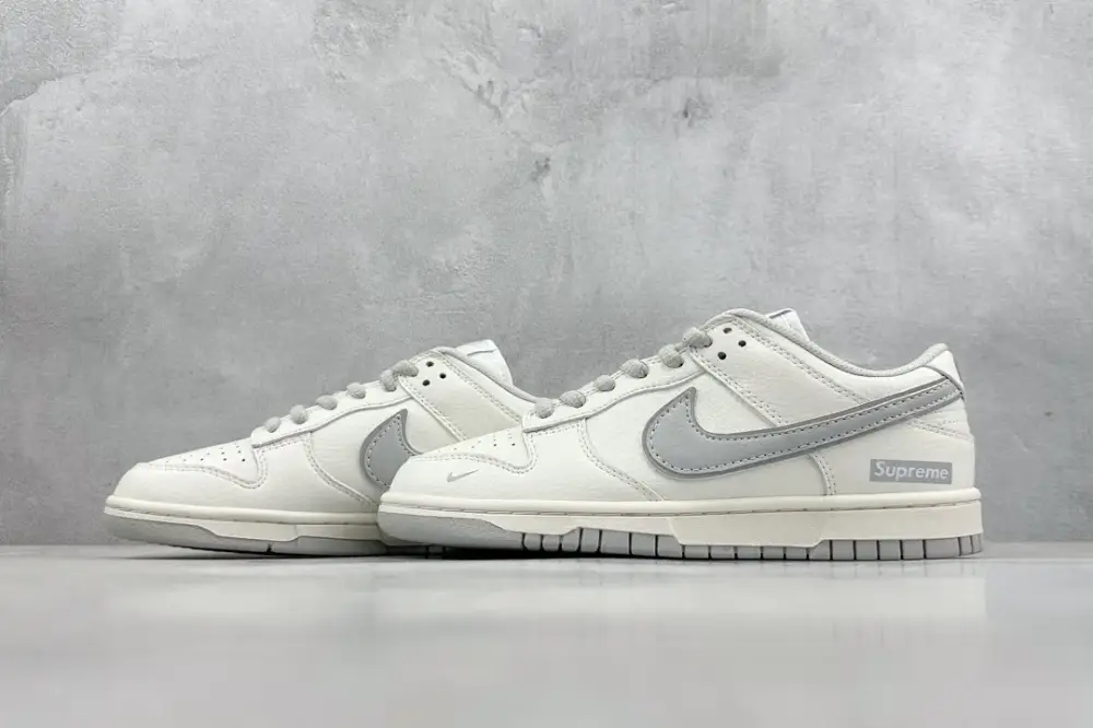FastDry Supreme x Nike SB Dunk Low Grey White Nike Sneakers 1577 