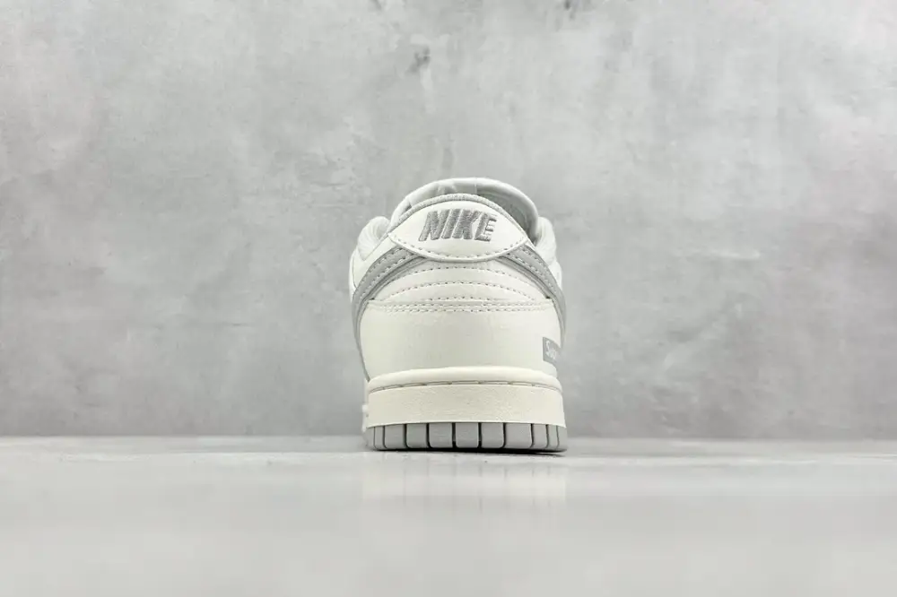 FastDry Supreme x Nike SB Dunk Low Grey White Nike Sneakers 1577 