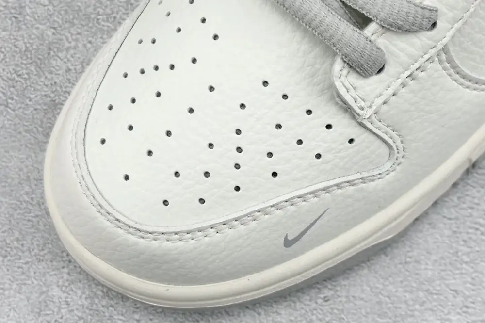 FastDry Supreme x Nike SB Dunk Low Grey White Nike Sneakers 1577 