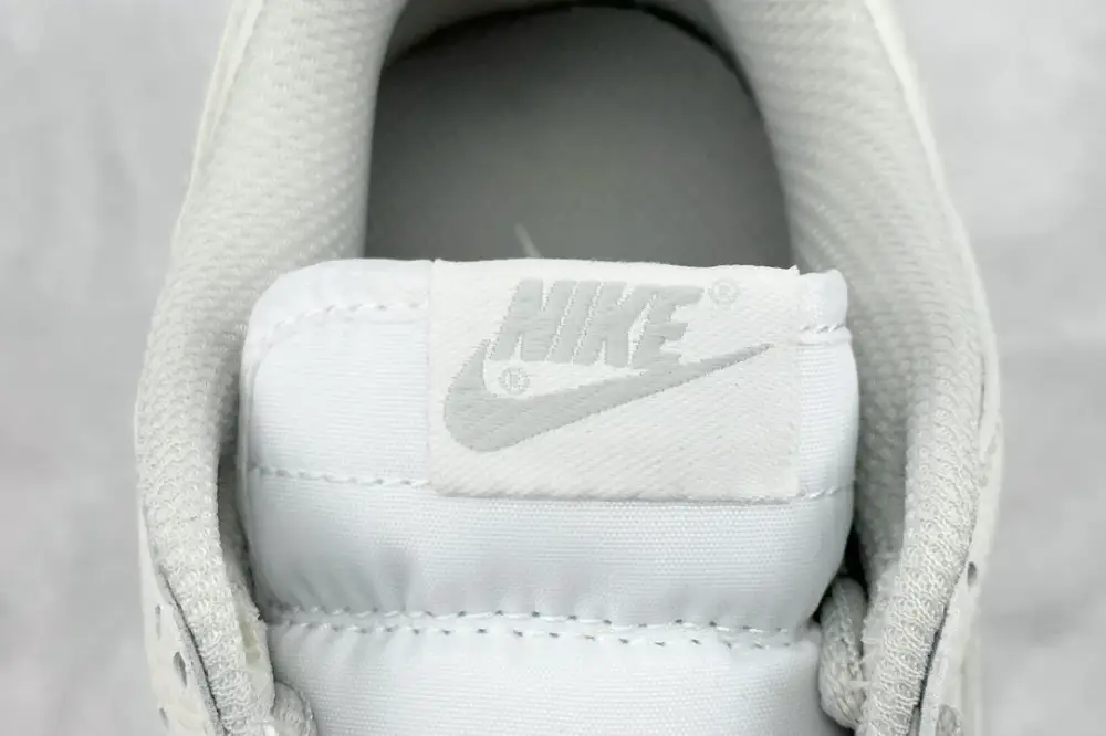 FastDry Supreme x Nike SB Dunk Low Grey White Nike Sneakers 1577 