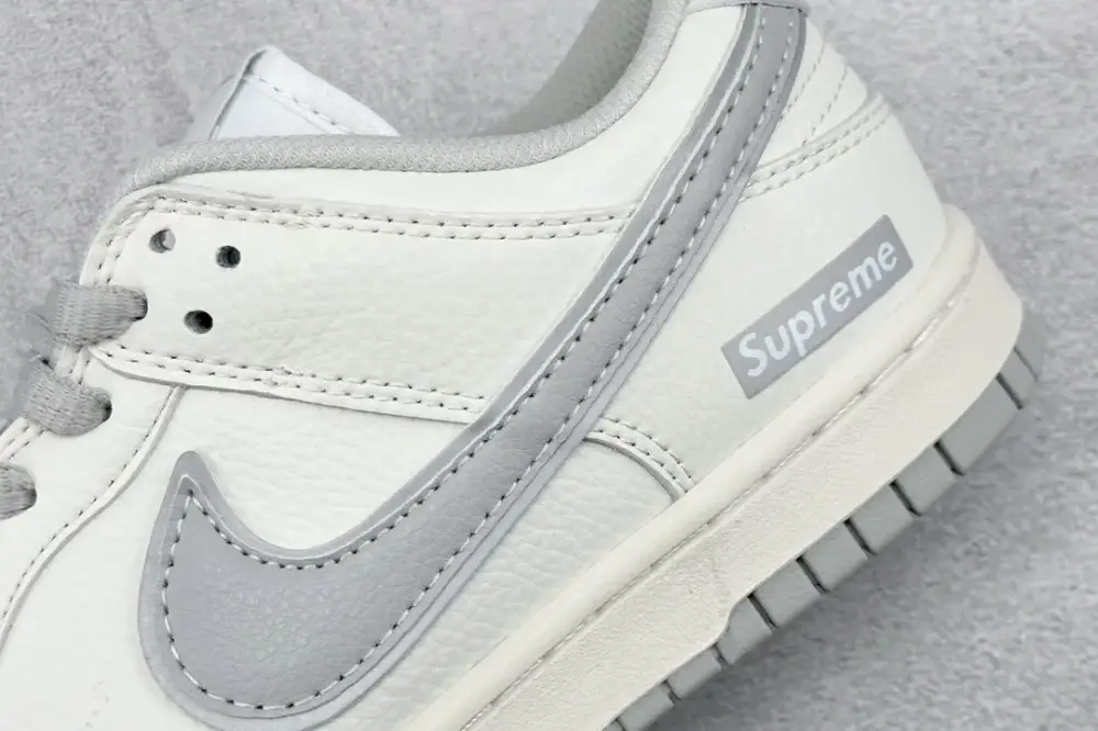 FastDry Supreme x Nike SB Dunk Low Grey White Nike Sneakers 1577 