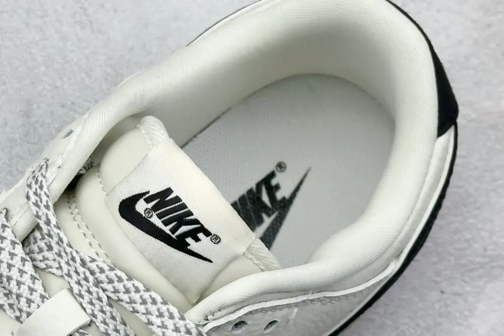 Supreme x Nike SB Dunk Low White Black – Nikes & Fake Nike AllSeason 1608 