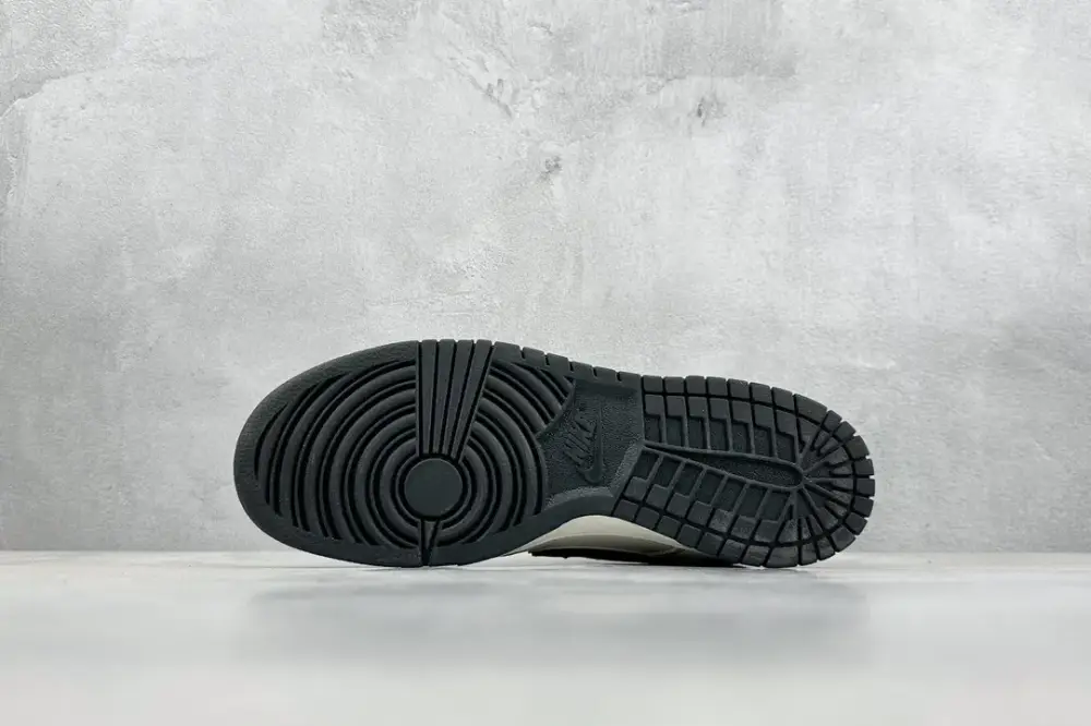 Supreme x Nike SB Dunk Low White Black – Nikes & Collection FashionForward 1582 