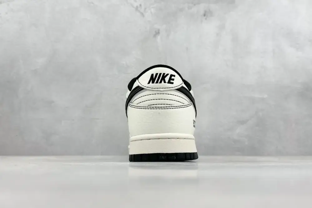 Supreme x Nike SB Dunk Low White Black – Nikes & Collection FashionForward 1582 