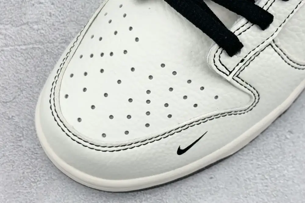 Supreme x Nike SB Dunk Low White Black – Nikes & Collection FashionForward 1582 