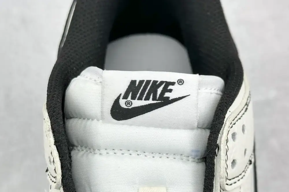 Supreme x Nike SB Dunk Low White Black – Nikes & Collection FashionForward 1582 