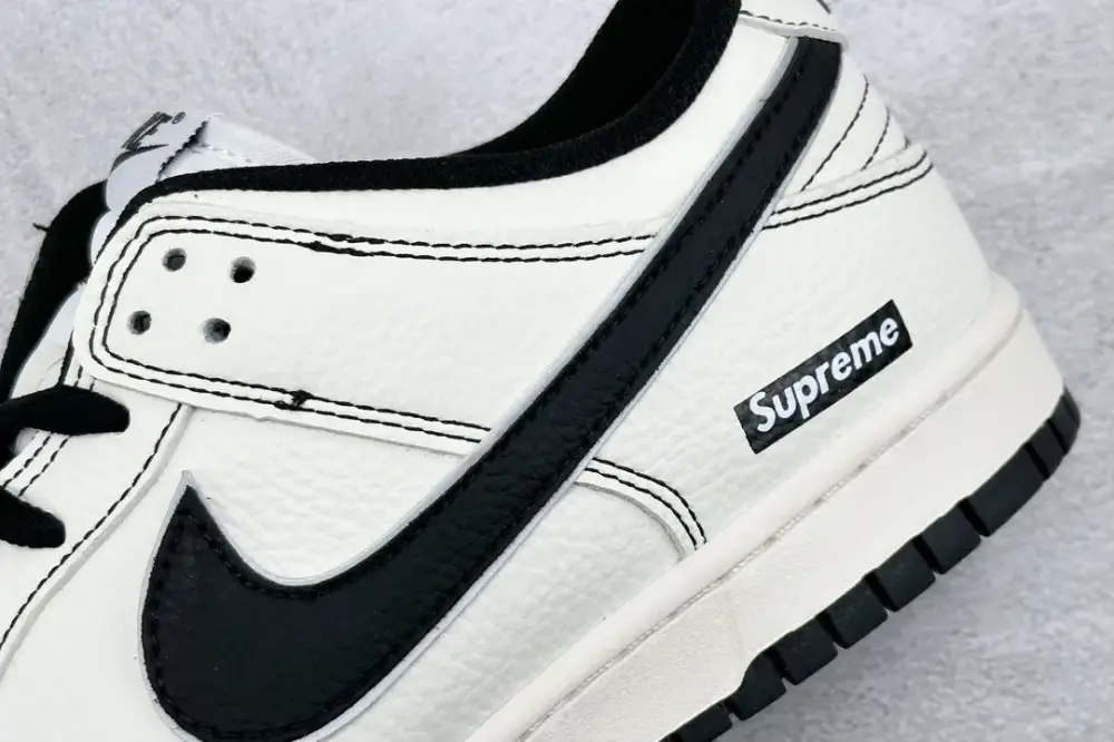 Supreme x Nike SB Dunk Low White Black – Nikes & Collection FashionForward 1582 